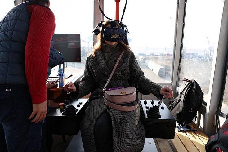 В порту Дудинка опробовали первый в России VR-тренажер для обучения управлению портальным краном