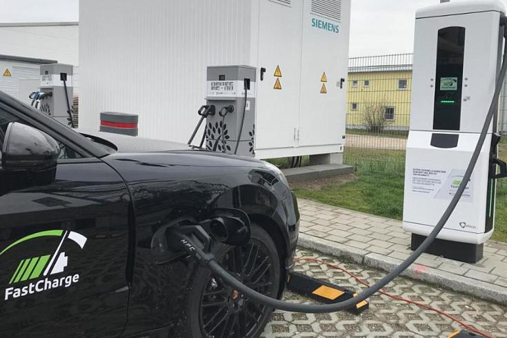 BMW и Porsche представили станцию для зарядки электрокара мощностью 450 кВт