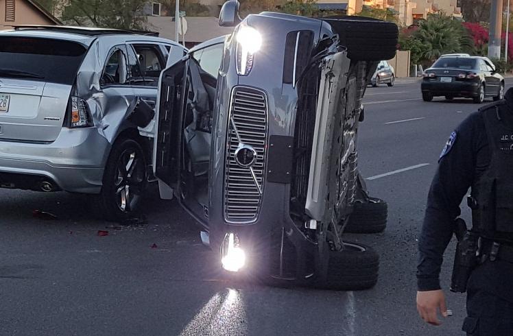 Uber приостановила испытания самоуправляемых автомобилей после аварии в Аризоне