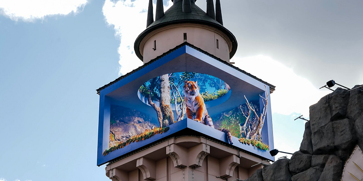 На входе в Московский зоопарк установили 3D-экран для роликов о редких животных