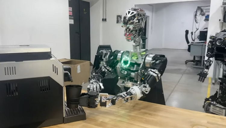 Опубликовано видео с новым человекоподобным роботом, умеющим наливать кофе