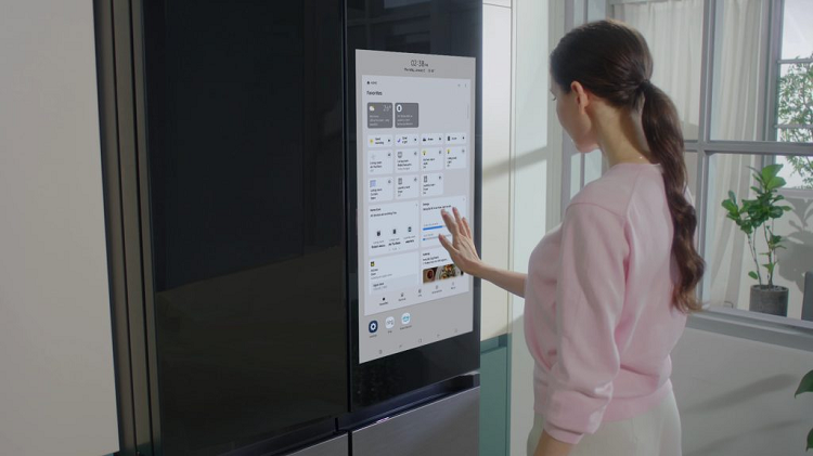 Samsung презентовала гибрид холодильника и планшета для управления умным домом