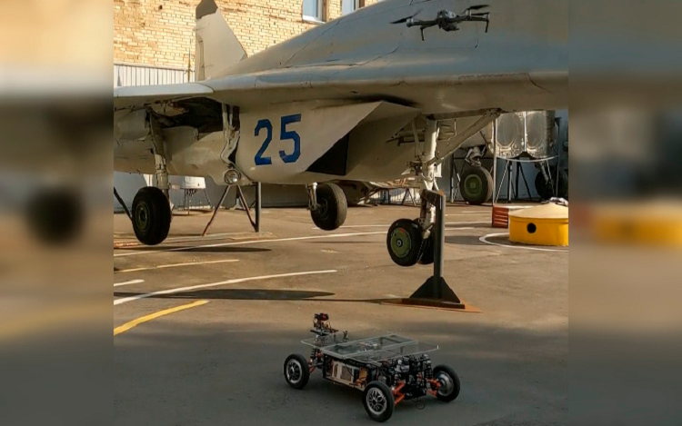 В Московском авиационном институте придумали систему поиска дефектов самолетов с помощью робота и дрона