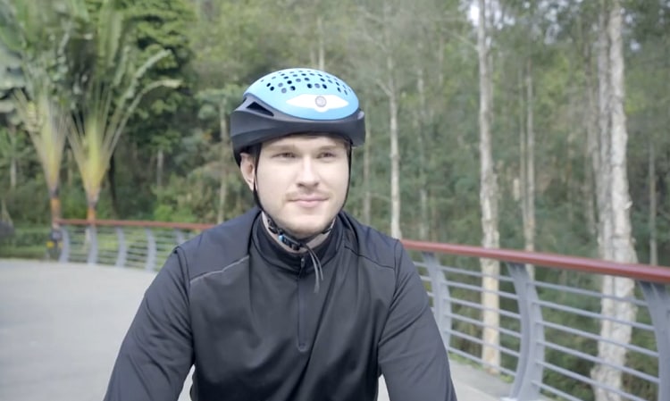 Презентован первый умный велосипедный шлем с камерой и пультом управления