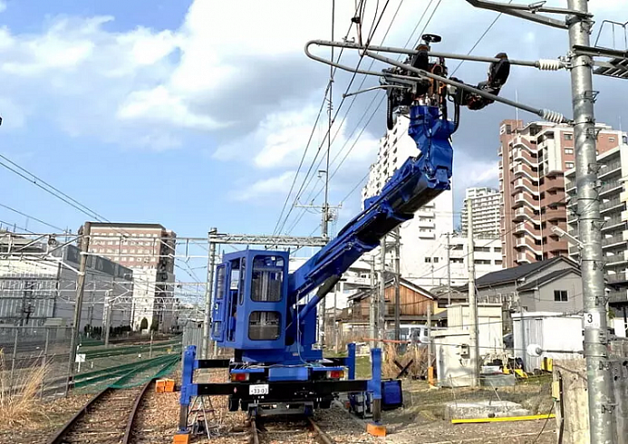 В Японии создали гибрид гуманоидного робота и строительной машины для железнодорожных работ