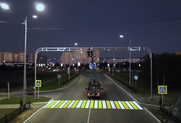 В Надыме оборудовали первый проекционный пешеходный переход