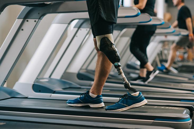 Новый протез с датчиками позволяет пациентам чувствовать ступню и колено