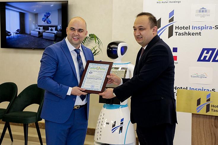В Ташкенте открыли гостиницу с японским роботом-консьержем