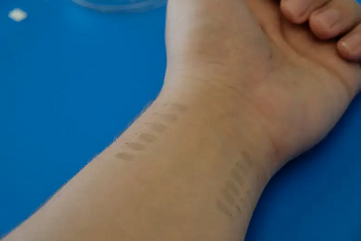 Техасские ученые разработали электронную татуировку для мониторинга давления, которая лучше манжетов