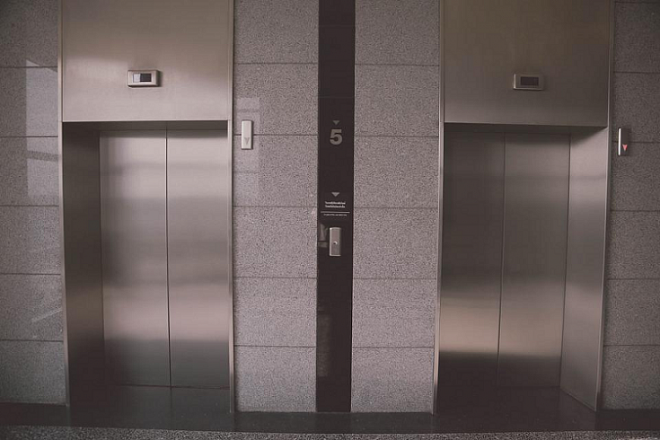 В Японии изобрели робота-уборщика, самостоятельно перемещающегося на лифте между этажами