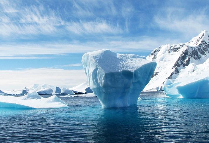 Нейросеть научили следить в Арктике за высокими льдинами 