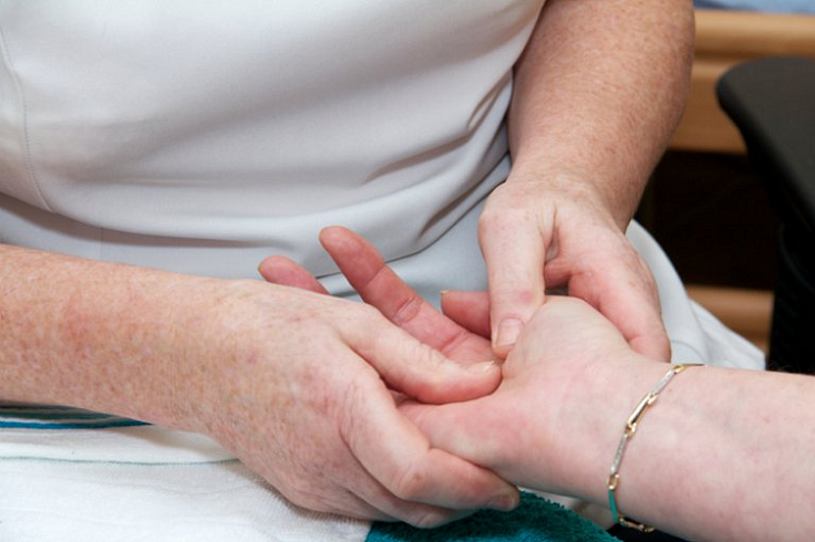 Красноярская компания «Сенсомед» создала перчатку-тренажер для постинсультной реабилитации пациентов